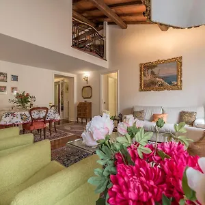 https://quiet-and-classic-on-two-floors-by-trevi-fountain.it-romehotels.com